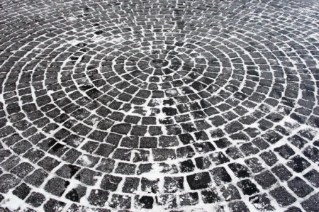 Comment r&eacute;ussir la pose de pav&eacute;s pour embellir votre espace ext&eacute;rieur ?